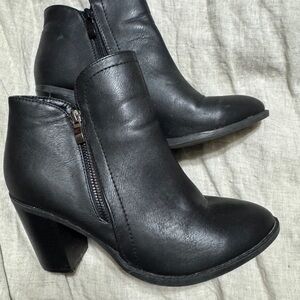 Sleek Black Heeled Boots with Side Zippers